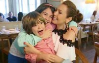 Thalía celebra el día de las madres en USA, con sus hermosos hijos..